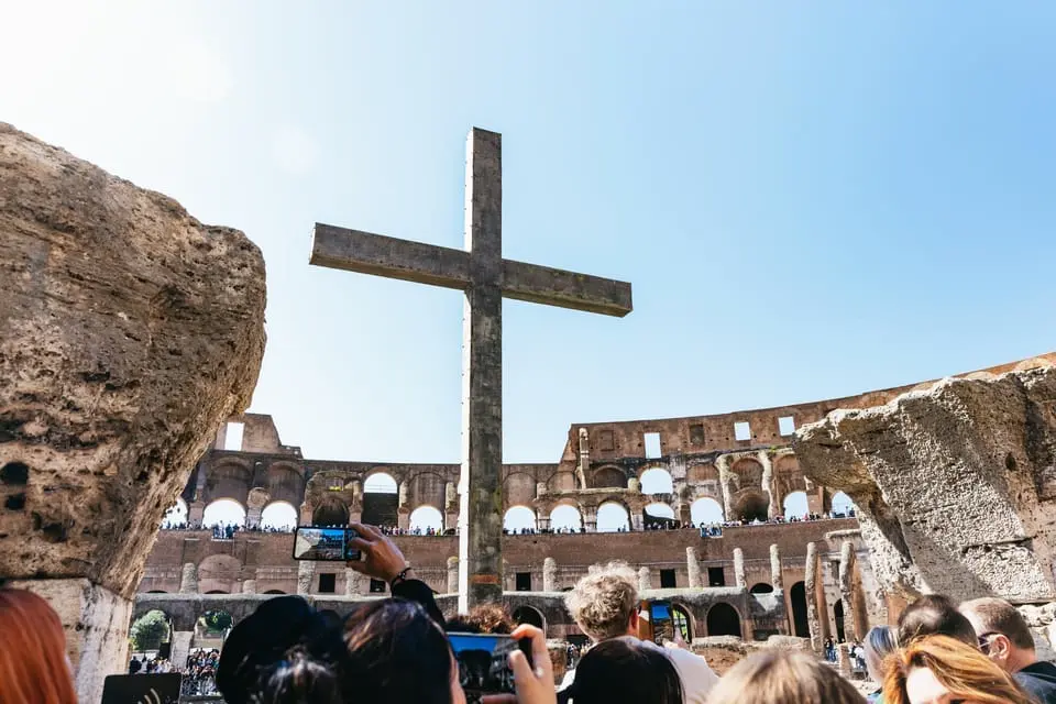 Happy travelers on the arena floor